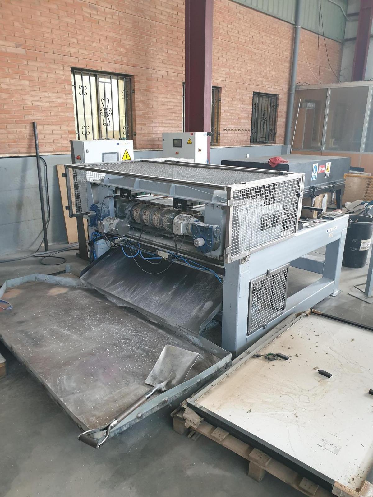 Máquina especializada en la separación del vidrio de las placas.