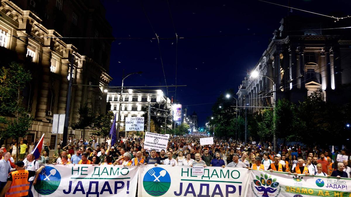 Decenas de miles de serbios en Belgrado manifestando contra el proyecto de extracción de litio