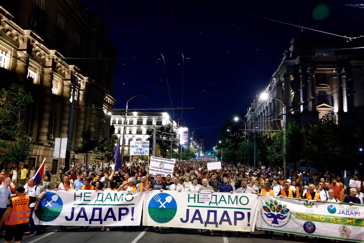 Decenas de miles de serbios en Belgrado manifestando contra el proyecto de extracción de litio