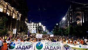 Decenas de miles de serbios en Belgrado manifestando contra el proyecto de extracción de litio