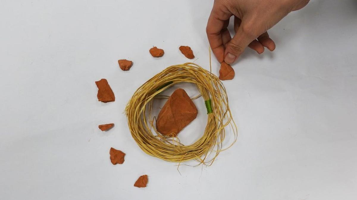 En el marc de l’exposició 'Creuar el llindar' de l’artista Fermín Sales a la Fundació Caixa Castelló es presenta un nou taller artístic.