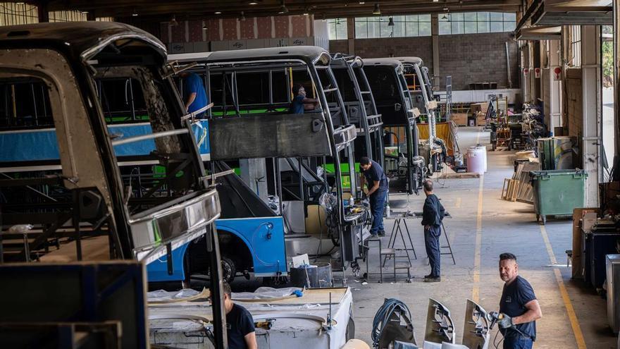 La cadena de muntatge manual de la indústria de l’autobús d’Arbúcies desafia l’automatització global
