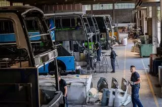 La cadena de muntatge manual de la indústria de l’autobús d’Arbúcies desafia l’automatització global