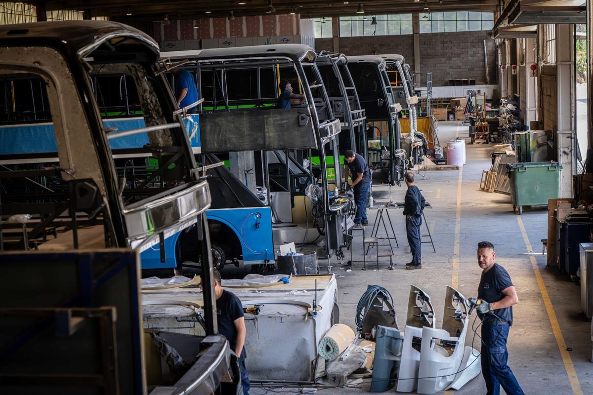 La cadena de muntatge manual de la indústria de l’autobús d’Arbúcies desafia l’automatització global