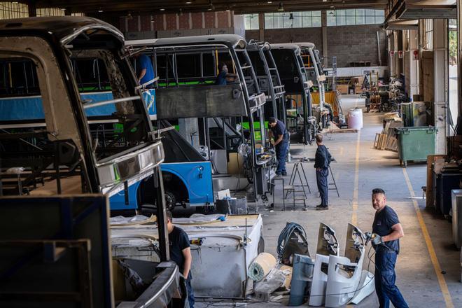 La cadena de muntatge manual de la indústria de l’autobús d’Arbúcies desafia l’automatització global