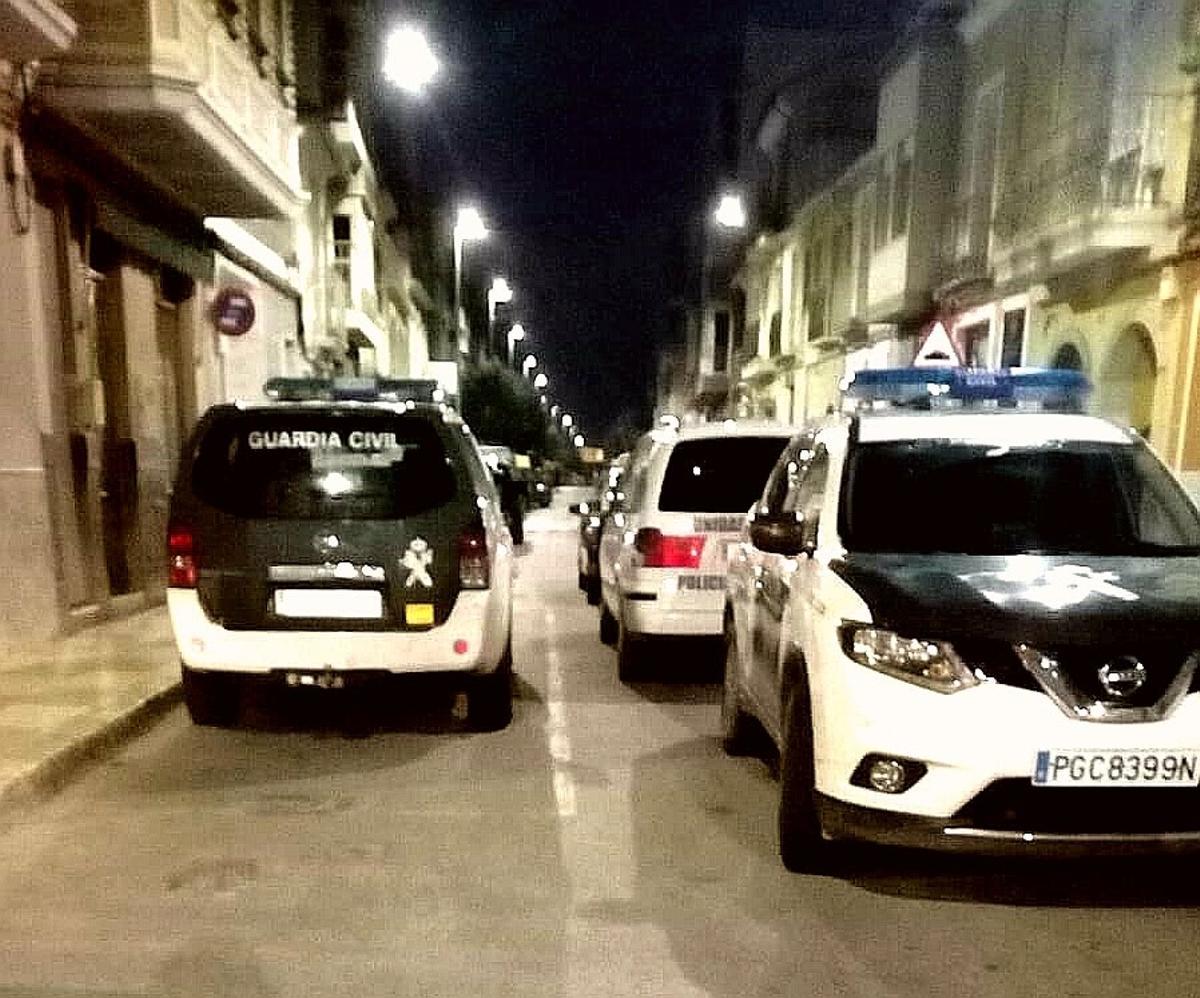 Vehículos policiales desplegados de madrugada en El Raval.