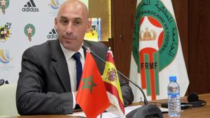 GRAF3142 RABAT (Marruecos), 7/8/2018.- El presidente de la Real Federación Española de Fútbol, Luis Rubiales y su homólogo marroquí, Fauzi Lekjaa, durante la rueda de prensa que ofrecieron hoy en Rabat. Rubiales afirmó que el seleccionador nacional Luis Enrique Martínez asistirá el próximo domingo al partido de la Supercopa de España que se celebrará en el estadio Ibn Batuta de Tángerno y no descartó que en el partido se utilice el videoarbitraje (VAR), para lo cual solo queda el visto bueno del Internacional Board (IFAB), órgano encargado de implementar las reglas en el fútbol internacional.EFE/Javier Otazu