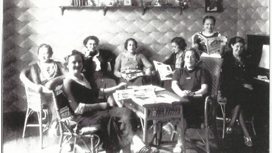 Grupo de mujeres ateneístas. | Constantino Suárez