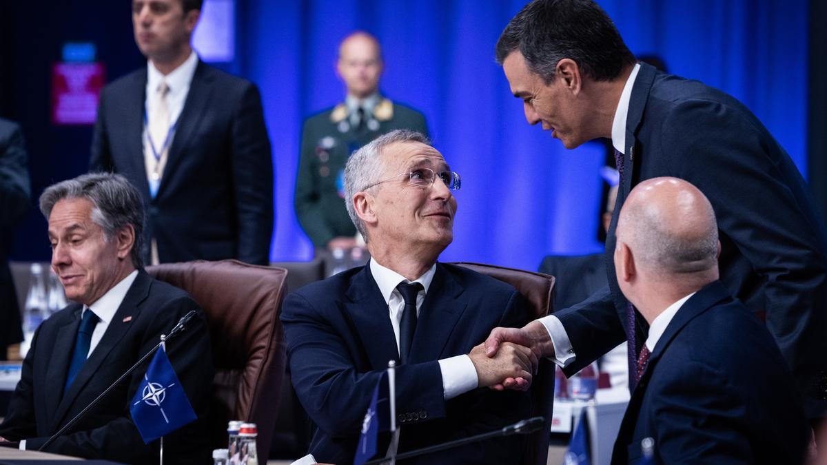 Pedro Sánchez saluda a Jens Stoltenberg en Vilna, durante la cumbre de la OTAN.