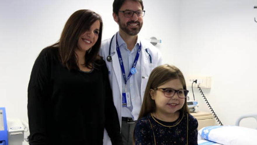 Iria, la nena trasplantada de cor, fetge i ronyó a Vall d&#039;Hebron, amb la seva mare, Judith, i el doctor Jesús Quintero