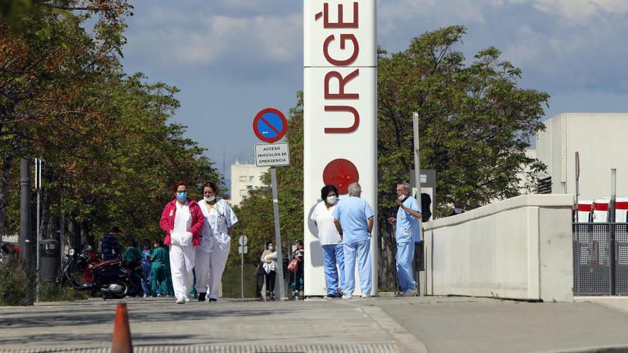 Los hospitales reorganizan plantas y UCI por la bajada de los contagiados