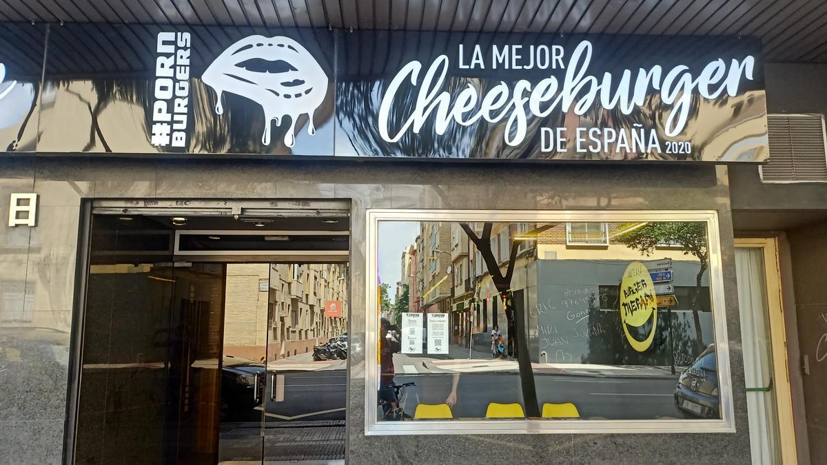 El lema de la Mejor Cheeseburger de España aparece en la fachada de Toro Burger
