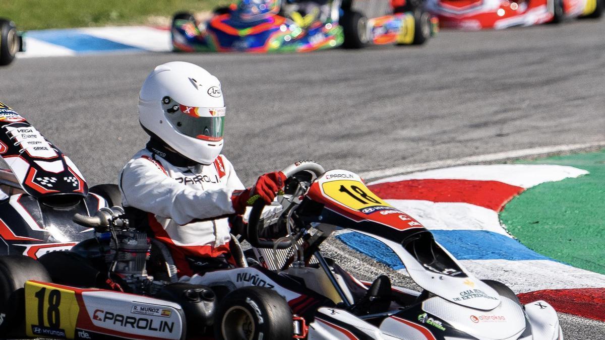 El joven piloto cacereño de karting Rubén Muñoz en una competición.