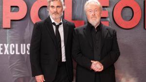 Joaquin Phoenix (izda.) y Ridley Scott, en la presentación de Napoléon en el Museo del Prado este lunes.