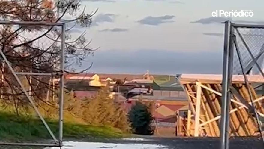 Vídeo | El viento arranca la cubierta del pabellón de Cáceres el Viejo