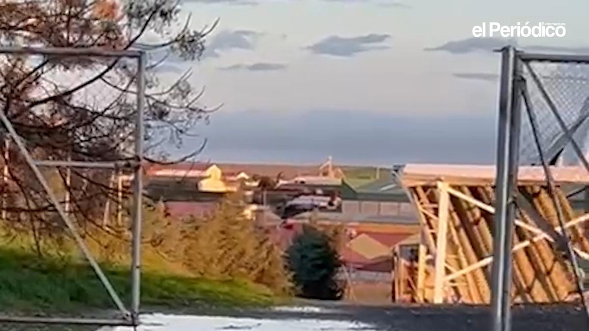 Vídeo | El viento arranca la cubierta del pabellón de Cáceres el Viejo