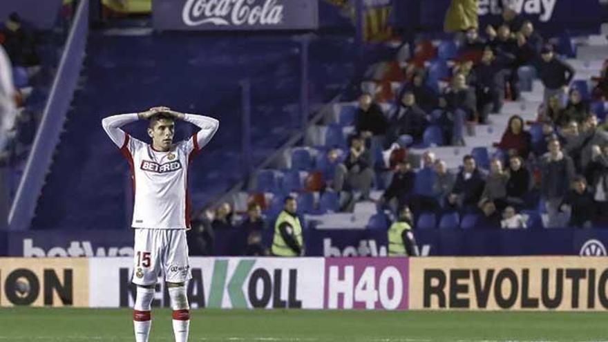 Fran Gámez se lamenta durante una ación del partido ante el Levante.