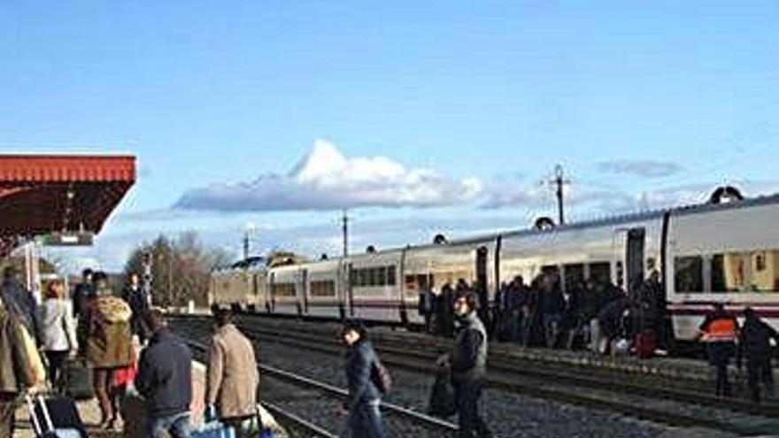 Viajeros acceden a la estación de tren de la ciudad de Toro.
