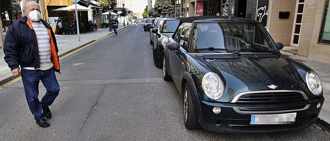 La zona azul, casi sin la 
pintura que le da nombre, 
en el suelo de Justo Martínez. 
  | // BERNABÉ/JAVIER LALÍN