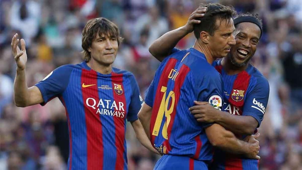 Una imagen del Barça Legends-Manchester United Legends del 20 de junio de 2017. Julio Salinas, Déhu y Ronaldinho