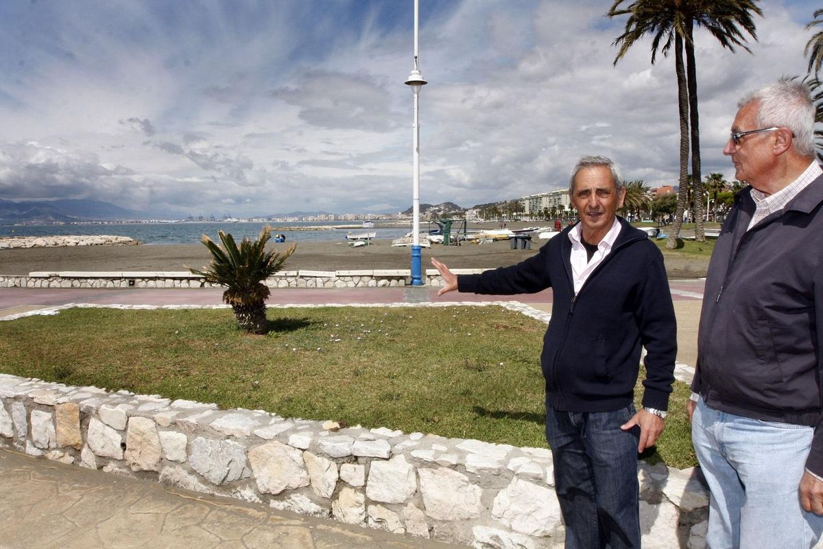 Paco Leal en 2012 con el presidente vecinal Santiago González, cuando propusieron un paseo marítimo vinculado a la Generación del 27.