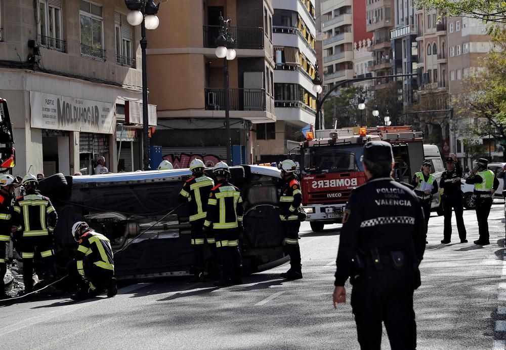 Accidente de tráfico en Guillem de Castro con un coche volcado