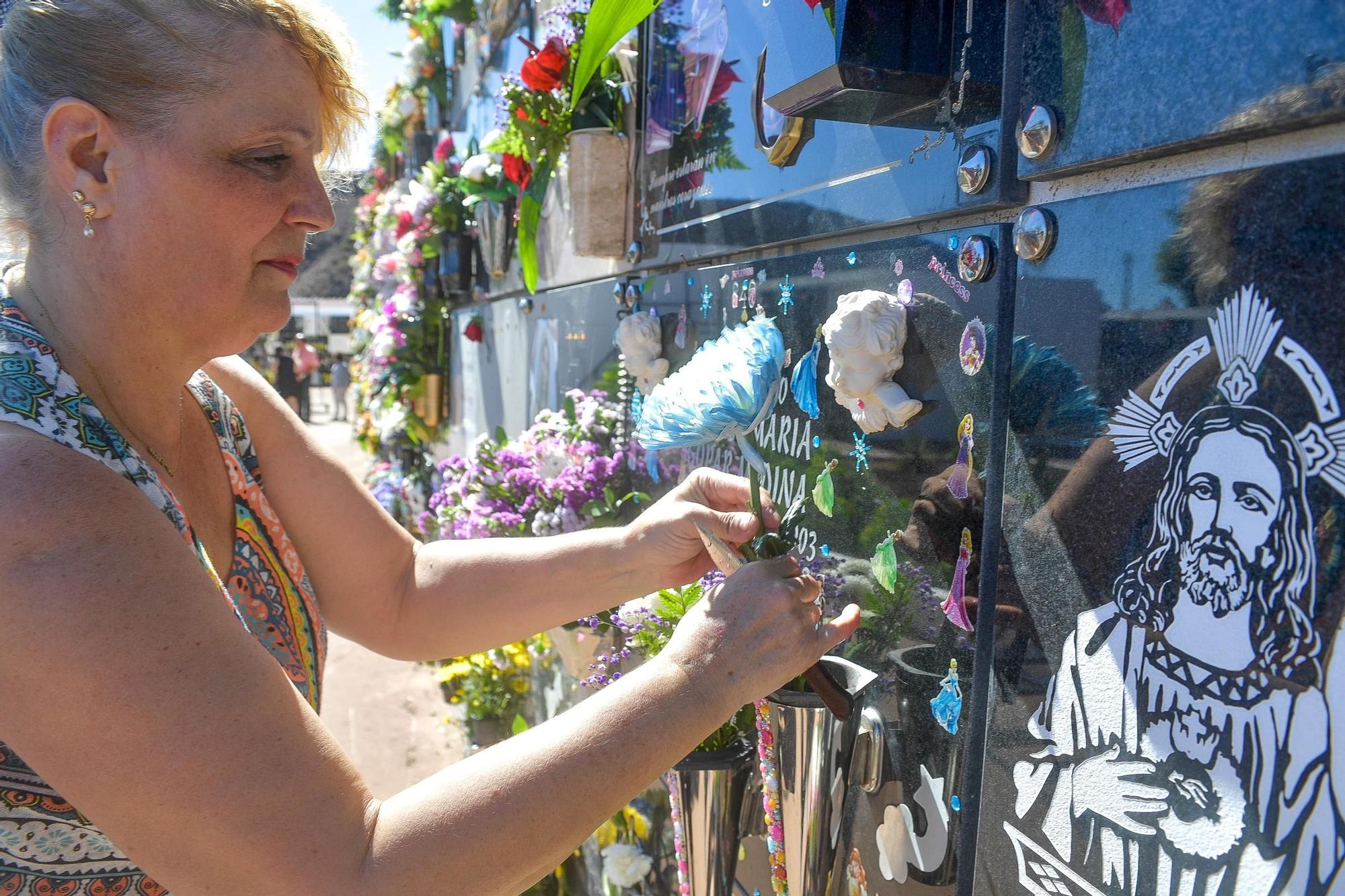 Día de Todos los Santos en cementerios de Gran Canaria