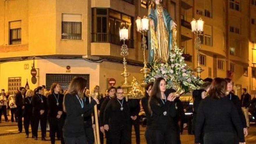 Una procesión con la imagen de la Virgen de la Medalla Milagrosa.