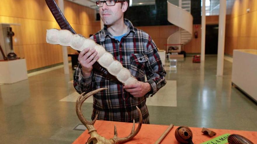 Pablo Canalís con algunos de sus instrumentos musicales.