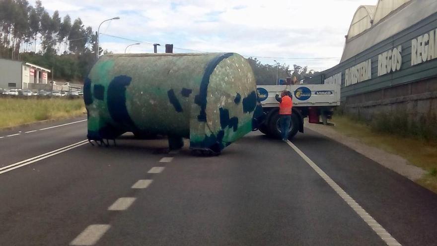 El flotador de batea sobre la calzada.