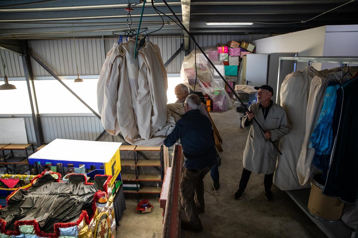 Últimos preparativos de la centenaria cabalgata de reyes en Sant Vicenç dels Horts