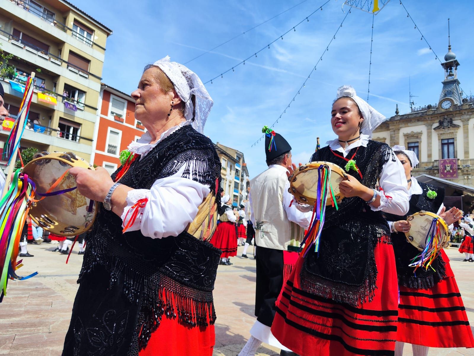 Villaviciosa vibra con la Portalina y la danza del Portal