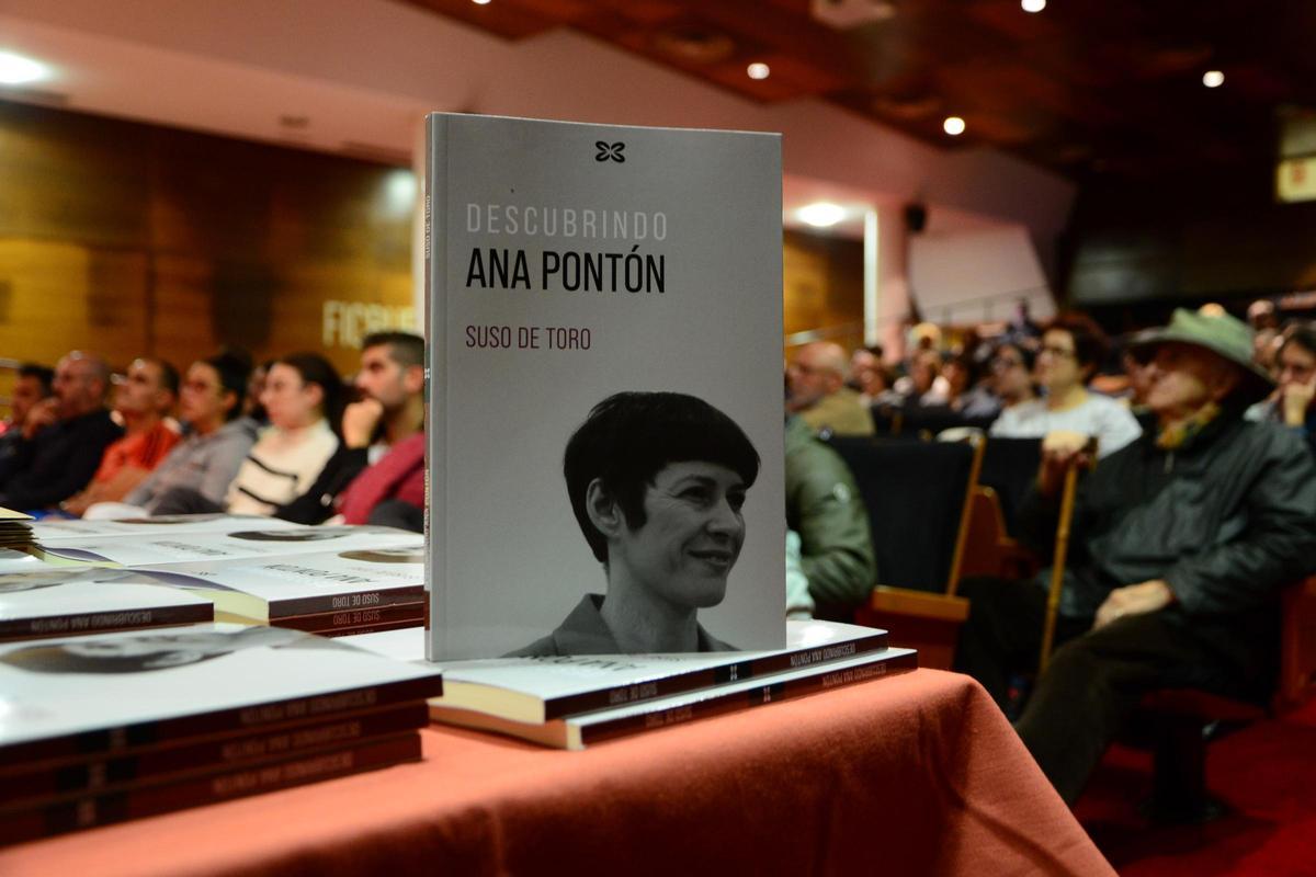 O libro da biografía de Ana Pontón, co público no Centro Social do Mar ao fondo.