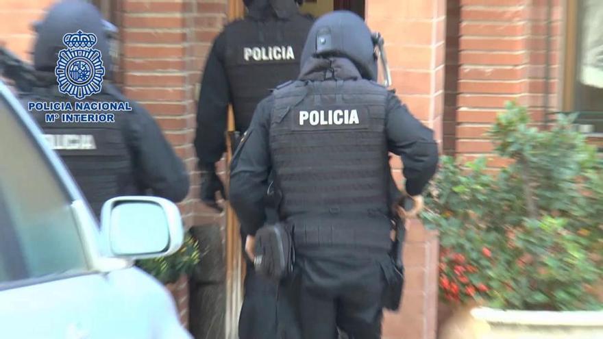 Decenas de agentes registran el chalé de lujo del yihadista detenido en Cocentaina