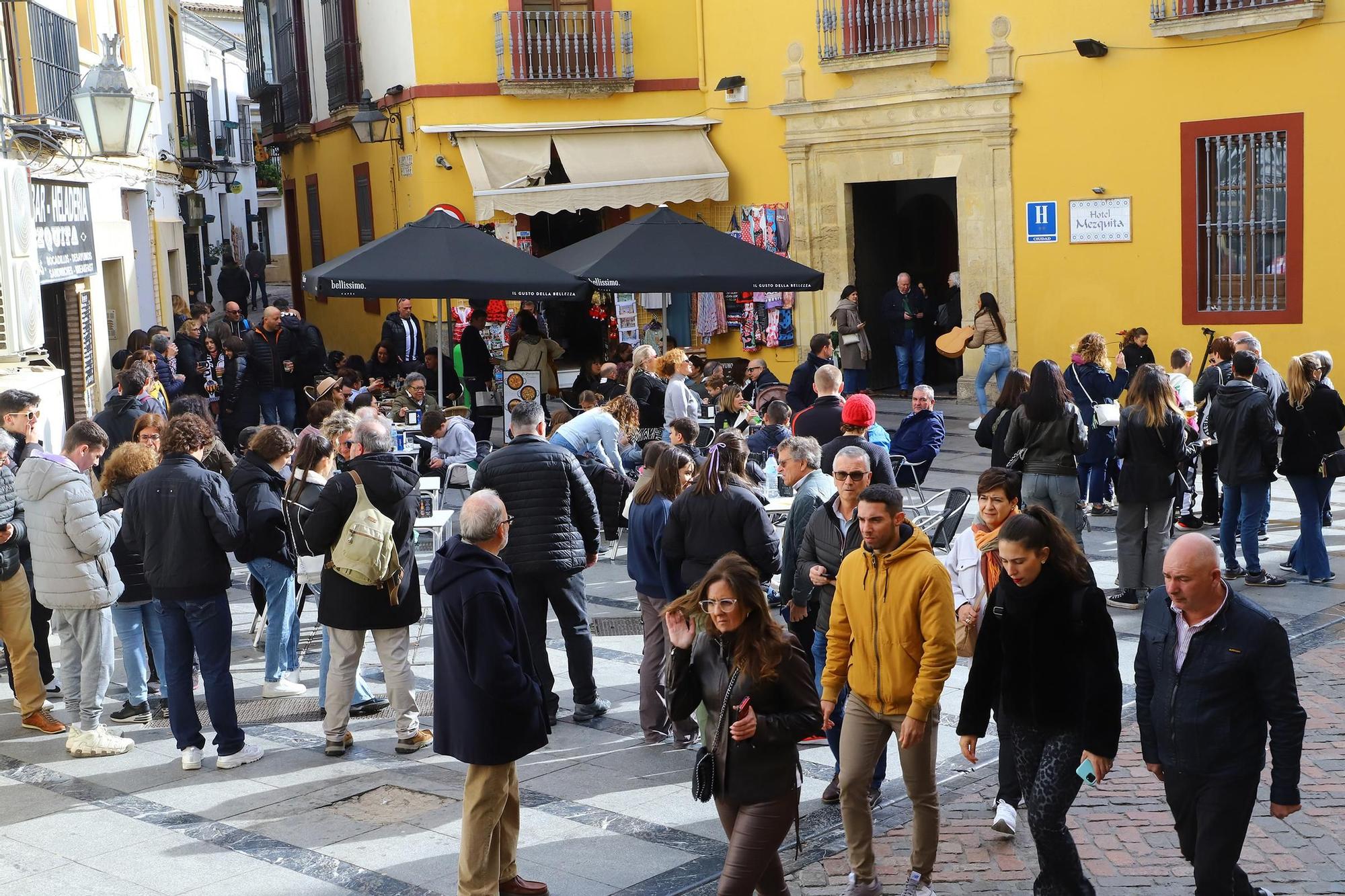 Turistas y cordobeses se echan a la calle