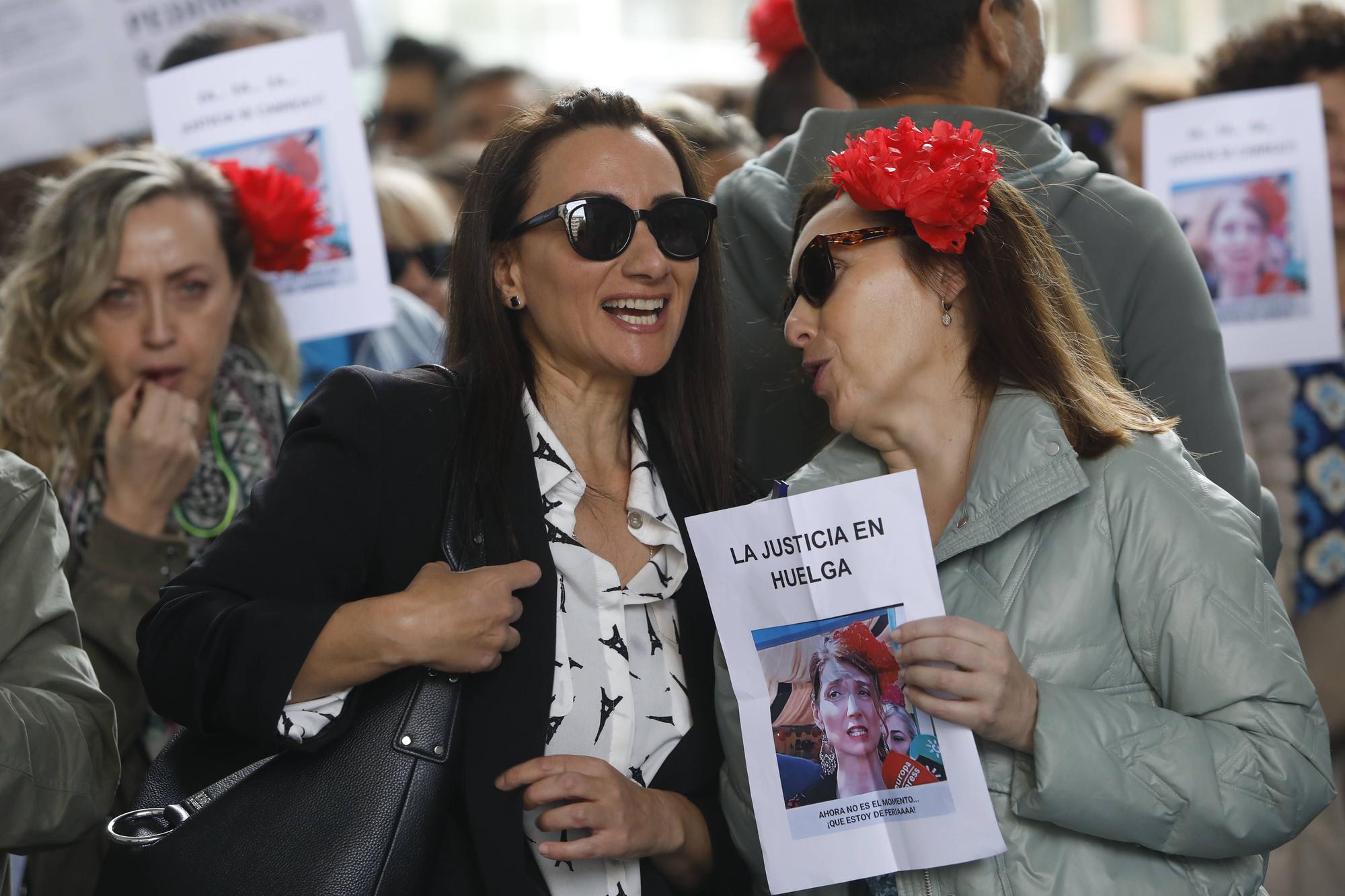 EN IMÁGENES: Los funcionarios de Justicia se manifiestan en Oviedo para reivindicar mejoras salariales