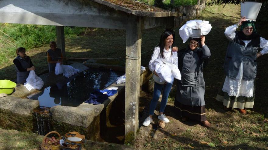 La alcaldesa con las mujeres en el “lavadoiro” de Pereiras.  | // DP