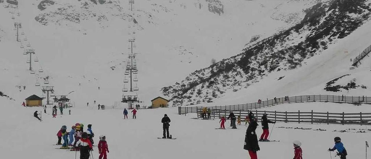 Esquiadores en la estación de Fuentes de Invierno durante la jornada de ayer.