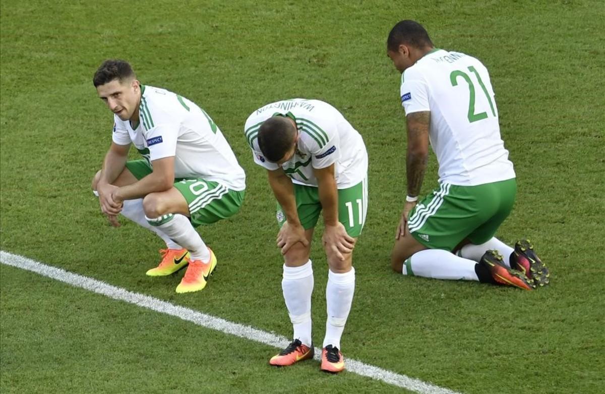 Los jugadores de Irlanda del Norte tras la derrota frente a Gales.