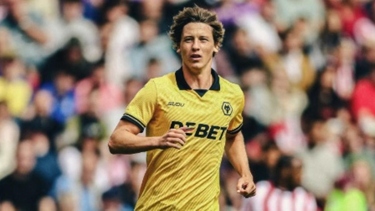 Fer López, en un partido con el Wolverhampton.