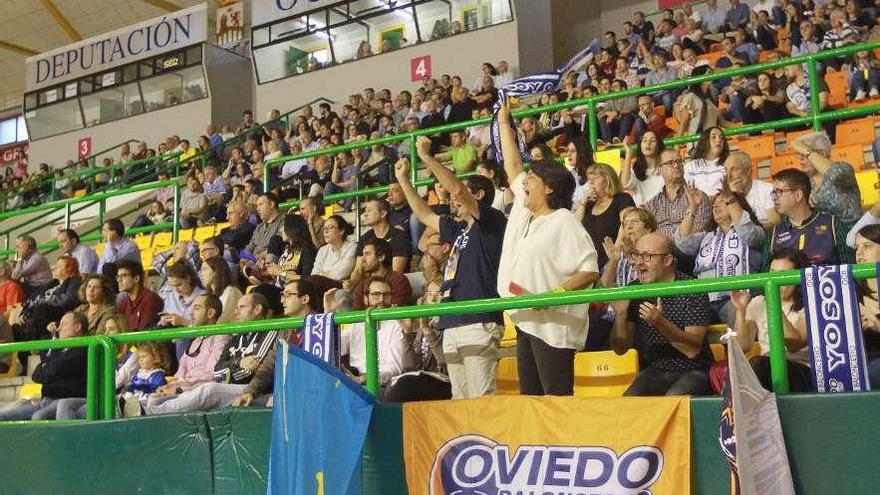 Un grupo de aficionados del Oviedo anima a su equipo, ayer en el Pazo.  // Iñaki Osorio