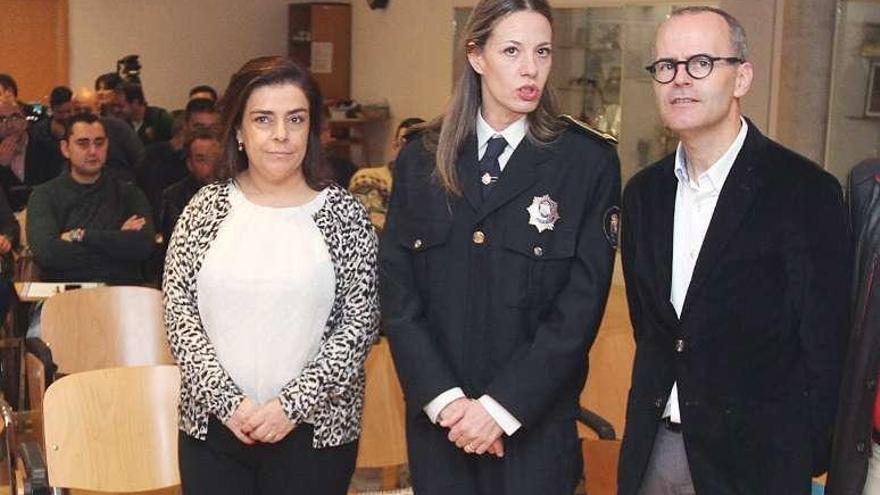 María Barrera (centro), con Flora Moure y el alcalde. // Iñaki Osorio