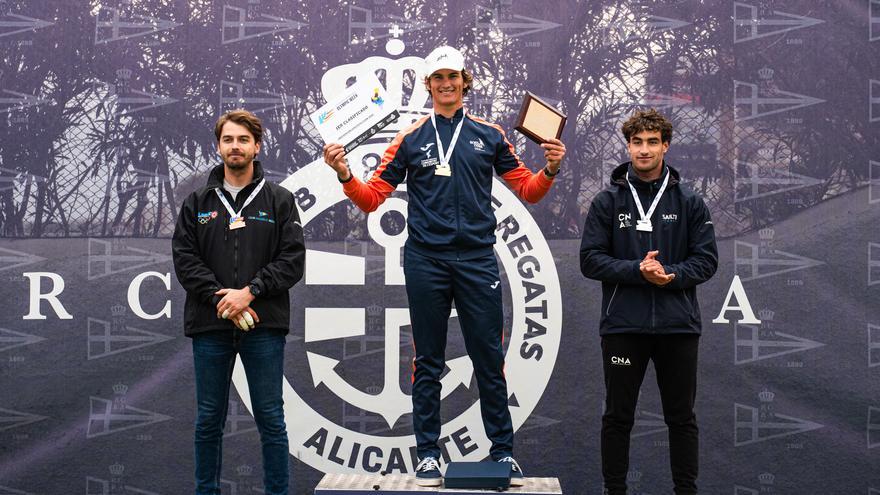 Carlos Roselló, regatista de Ibiza en el podio del Campeonato de España de Ilca 7