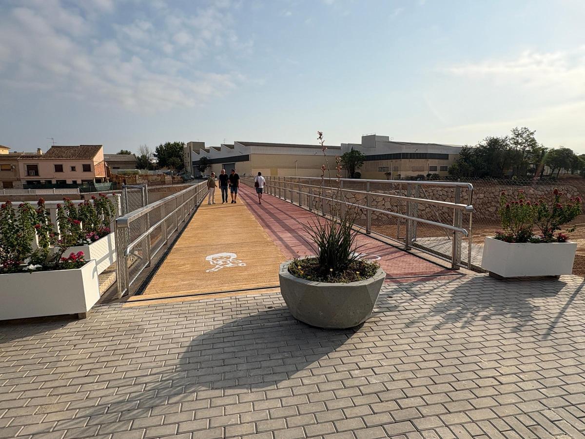Picanya reabre la pasarela del Mercat tras la reconstrucción por la dana.