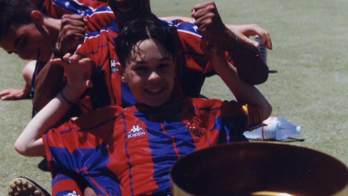 Andrés iniesta celebra un título en la cantera del Barça