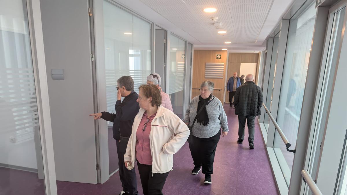 Vecinos recorren las instalaciones durante la jornada de puertas abiertas organizada con motivo de las fiestas de Sant Antoni del 2025.