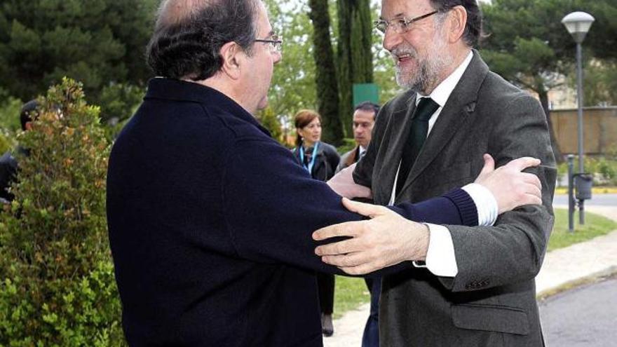 Juan Vicente Herrera saluda a Mariano Rajoy en la interparlamentaria del PP celebrada en Salamanca.