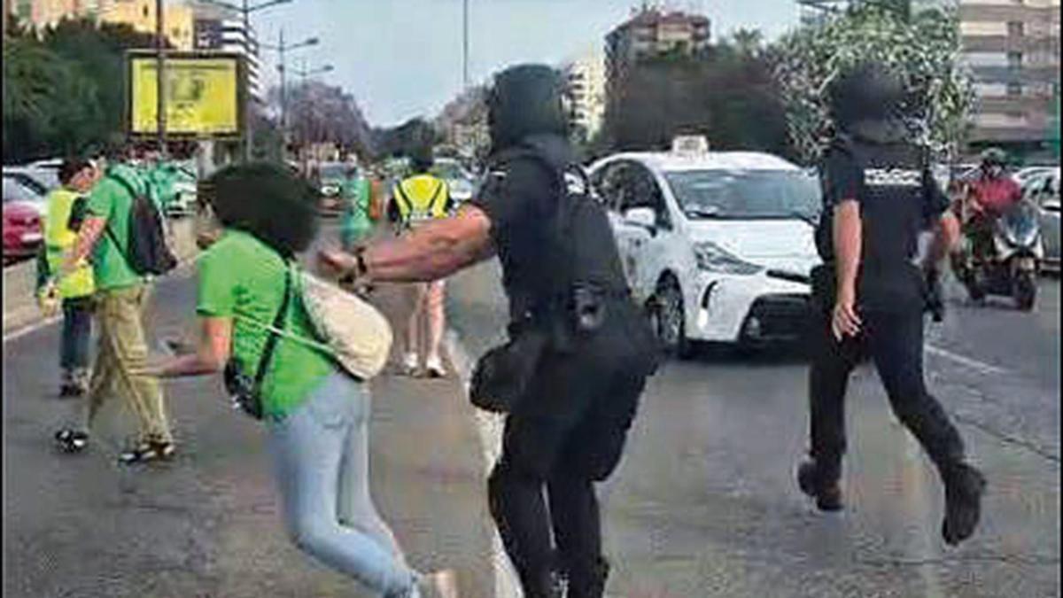 Así fue la agresión de un policía a una profesora en Valencia