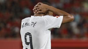 Kylian Mbappé, jugador del Real Madrid, se lleva las manos a la cabeza tras una ocasión fallada en Mallorca.