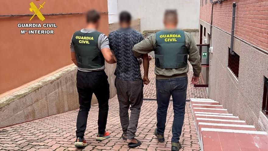 Intenta atracar a un vecino de Villena y roba en seis coches aparcados en Biar